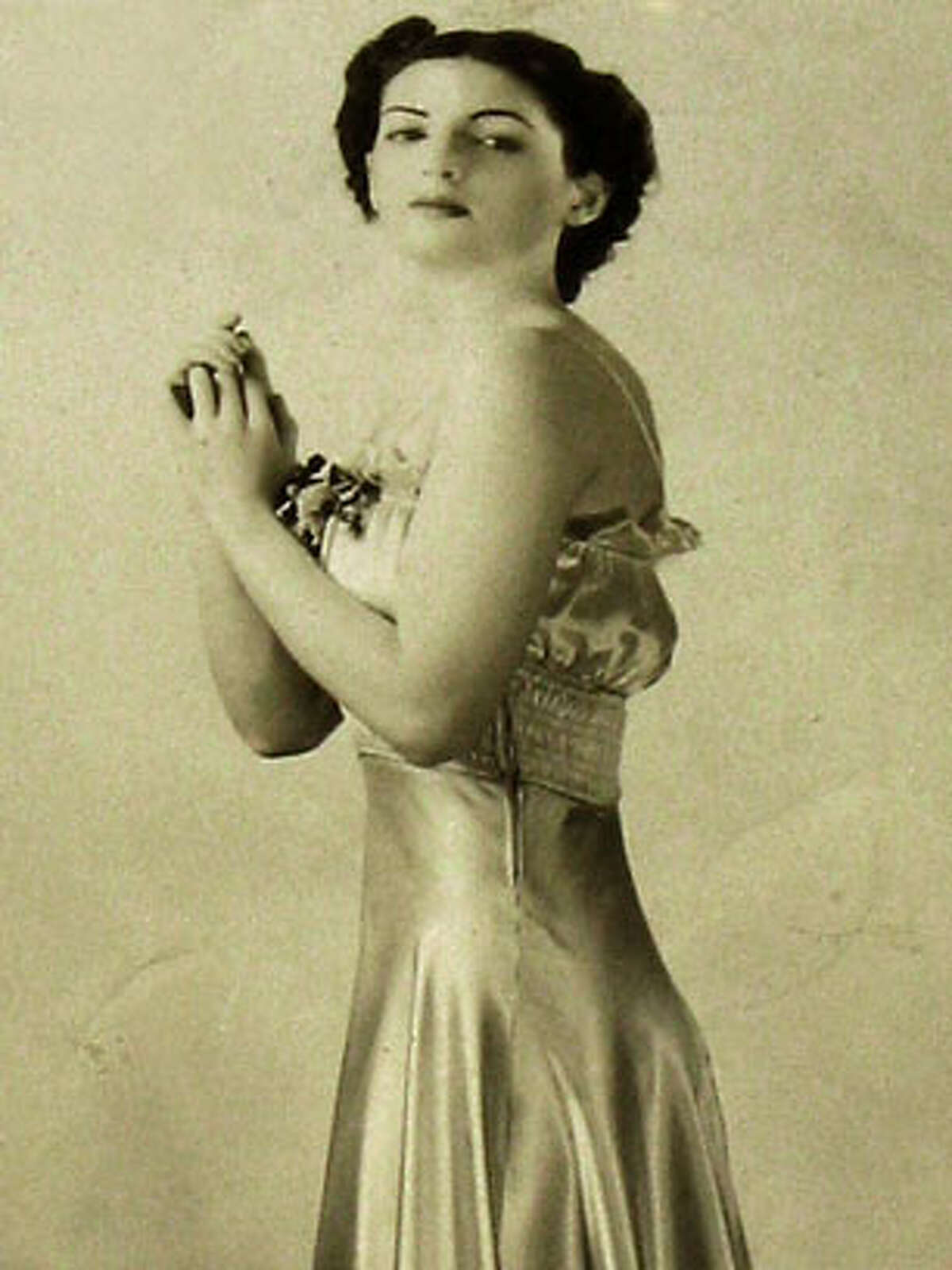 Photo of Esther Weintraub as a model, for obit of 89 yearold Jewish comic.