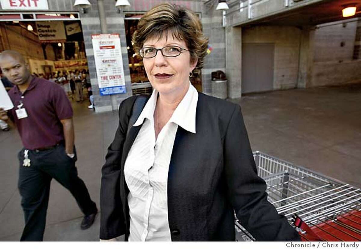 Lead plaintiff Shirley Rae Ellis - in class-action sex-discrimination lawsuit against Costco. Here she is at the SF Costco at 10th and Harrison. Event on 8/17/04 in San Francisco. Chris Hardy / San Francisco Chronicle
