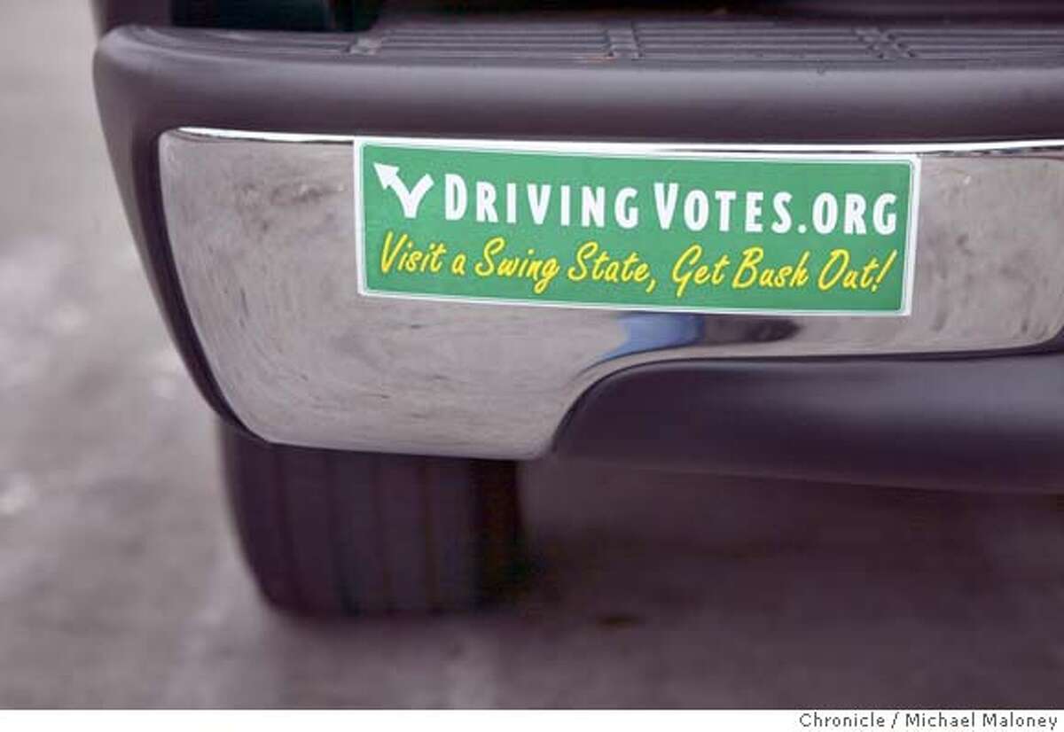 其中一辆货车的保险杠上贴着该组织网站的广告。每个周末，满载的加州人——其中许多是年轻人，以前对政治不感兴趣——都会前往里诺和拉斯维加斯，在社区拉票，试图在这个摇摆州扭转局面。2000年，乔治·布什(George Bush)以仅2万张选票的优势获胜。一位内华达州的主管说:加州人占了他的现场志愿者的一半。“他们将为我们这里带来改变。”摄影:Michael Maloney /旧金山纪事报