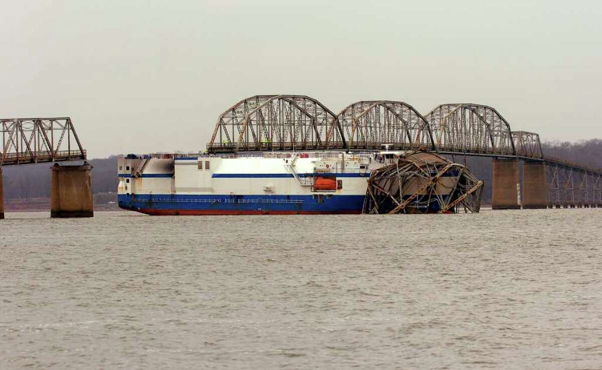 Ship carrying rocket parts hits Kentucky bridge