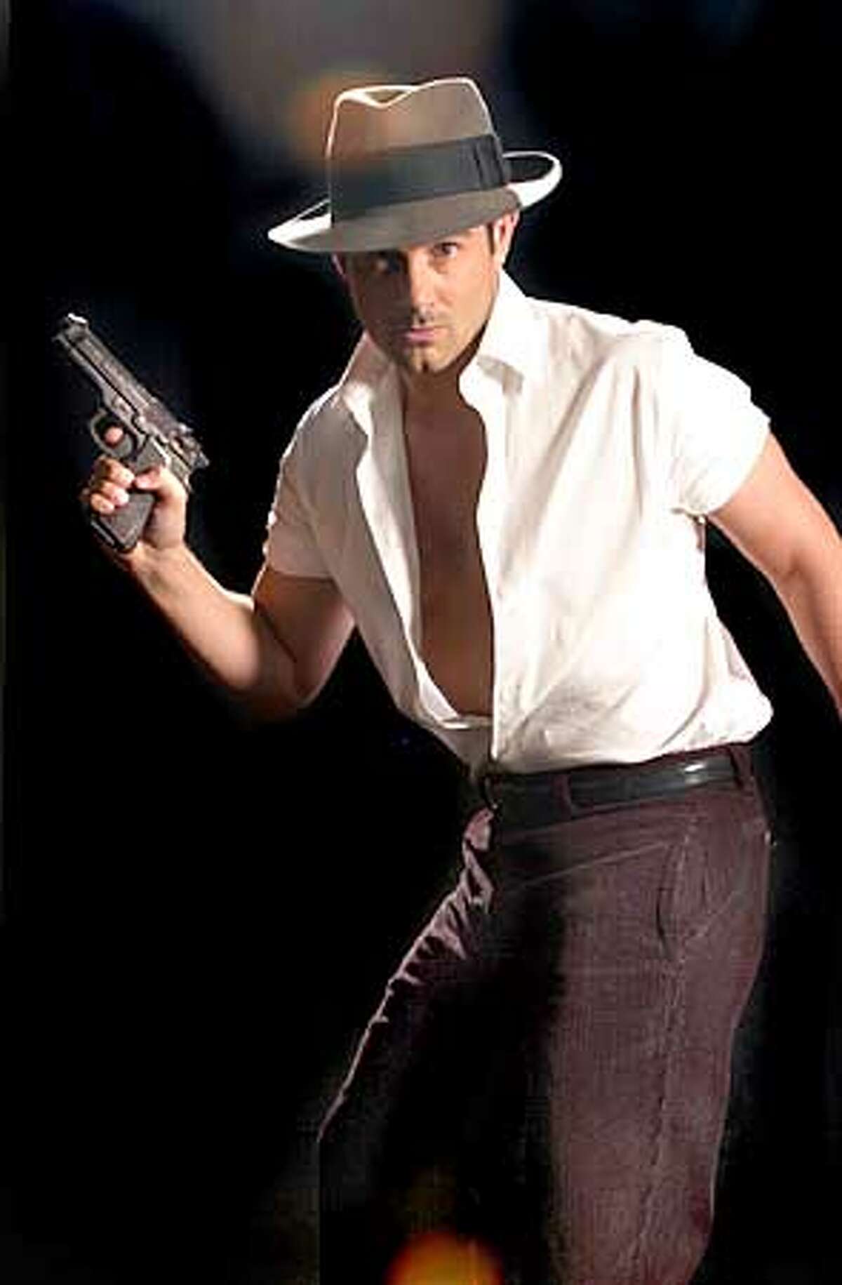 Discovering his inner Dorothy / Zach Galligan stars in whodunit comedy at the Alcazar