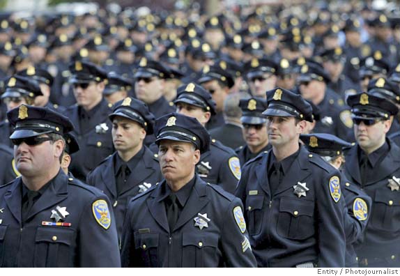 SAN FRANCISCO / Police mourn hero who refused to give up / Young ...