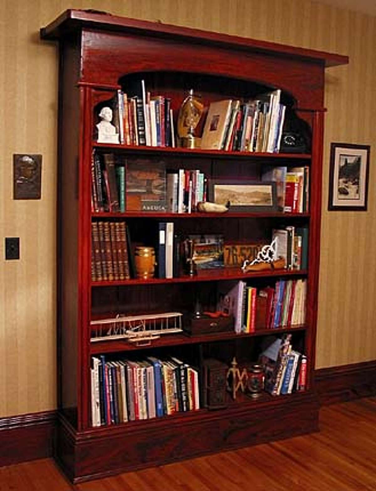 How to create a mantel bookcase / Creative problem solving is key, as