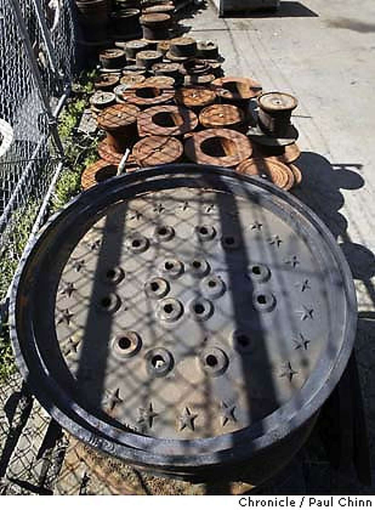 井盖是这家铸造厂的特产之一，不过奥克兰市购买外国制造的井盖让韦尔登·拉塞尔很恼火。威尔登·拉塞尔于2004年3月9日在奥克兰的凤凰铸造店。PAUL CHINN/The Chronicle