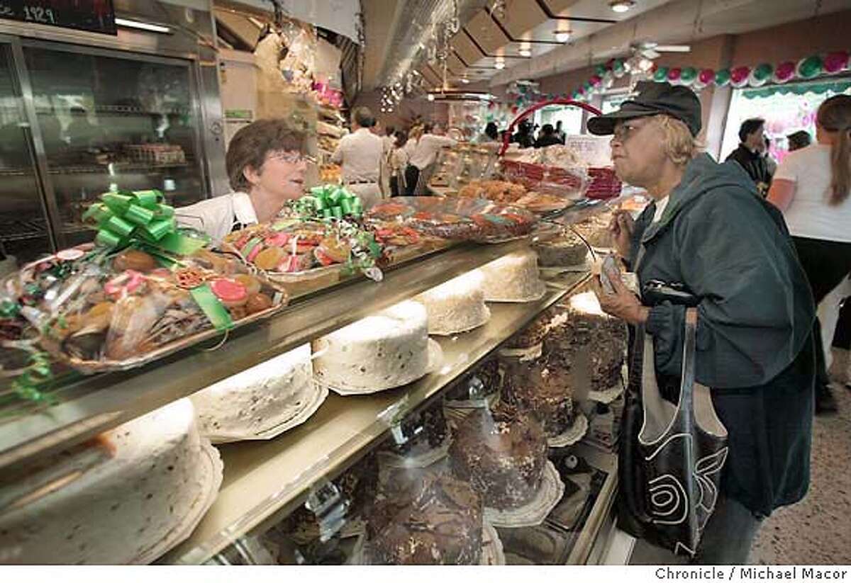 奥克兰居民Geri Wasson向店员Adela Mayer订购了她最喜欢的蛋糕“Dream of Creme”。在过去的30年里，沃森一直在这家面包店购物。今天，奥克兰电报大道上的“Neldam’s”面包店庆祝了它的75周年纪念日。爱吃甜食的奥克兰居民多年来一直涌向这家丹麦面包店。活动于2004年2月26日在奥克兰Michael Macor / San Francisco Chronicle举行