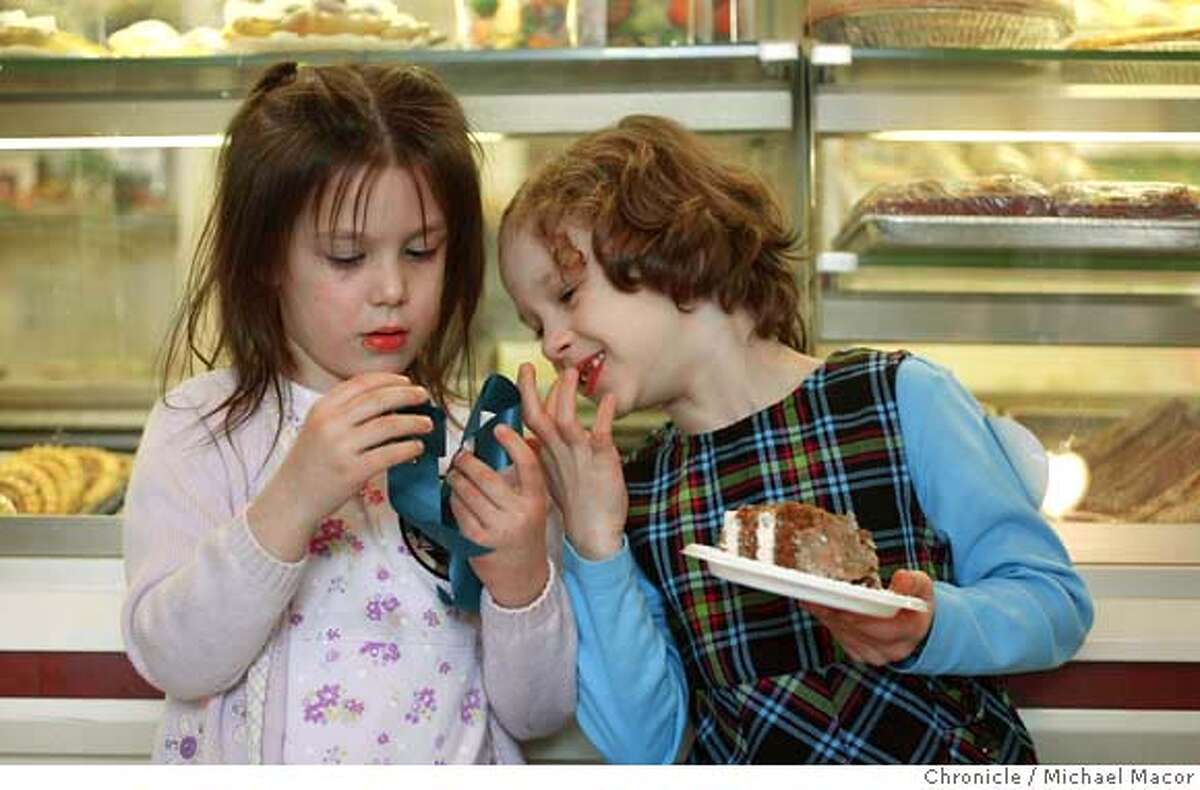 闪亮的丝带和巧克力蛋糕是6岁的索尼娅和4岁的阿曼达和博尼拉姐妹们的日常安排。今天，奥克兰电报大道上的“Neldam’s”面包店庆祝了它的75周年纪念日。爱吃甜食的奥克兰居民多年来一直涌向这家丹麦面包店。活动于2004年2月26日在奥克兰Michael Macor / San Francisco Chronicle举行