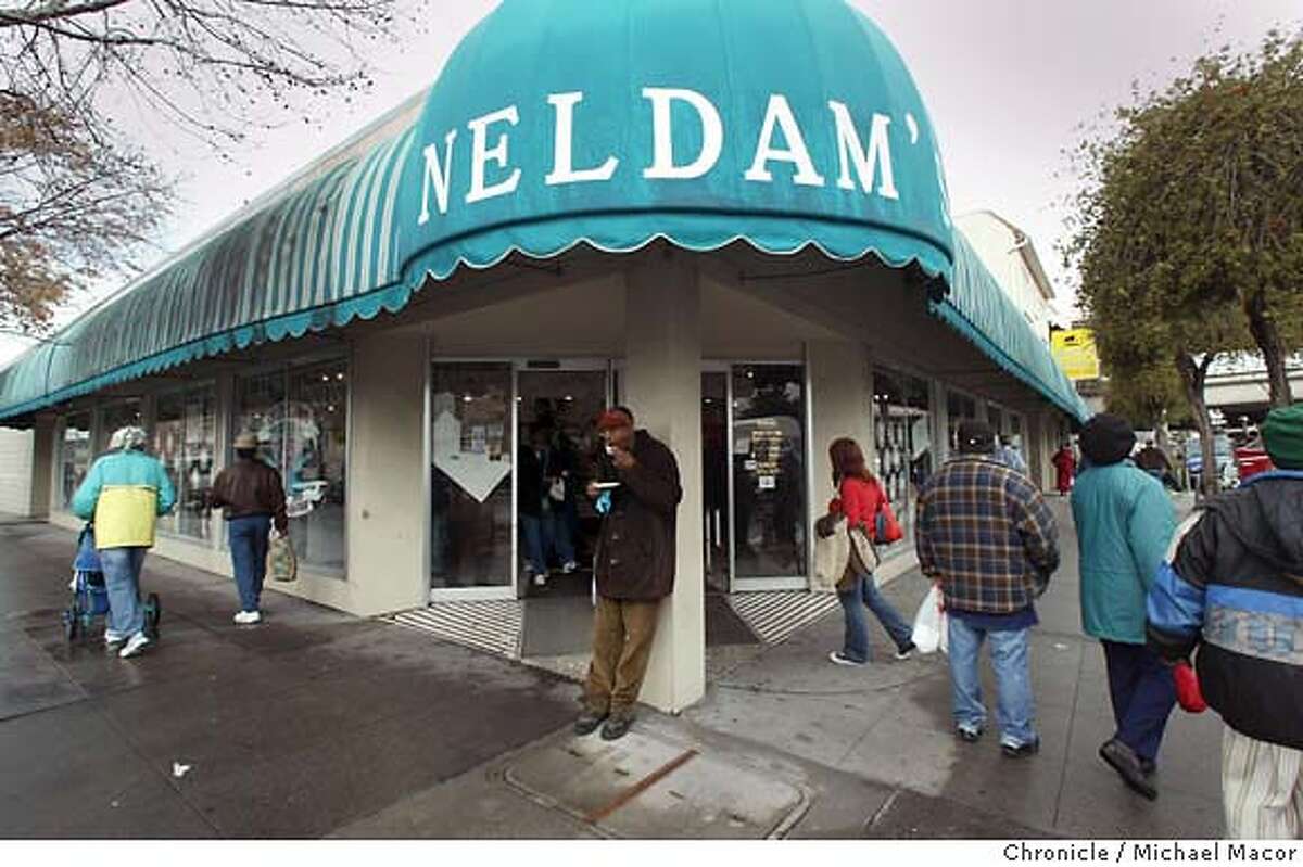 在过去的30年里，雷金纳德·沃德(Reginald Ward)一直来到这家面包店，他在店前吃着一块蛋糕。今天，奥克兰电报大道上的“Neldam’s”面包店庆祝了它的75周年纪念日。爱吃甜食的奥克兰居民多年来一直涌向这家丹麦面包店。活动于2004年2月26日在奥克兰Michael Macor / San Francisco Chronicle举行