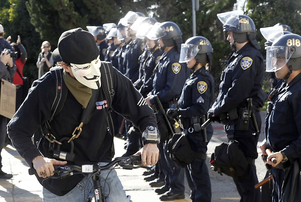 Oakland police, Occupy protesters clash - 100 held