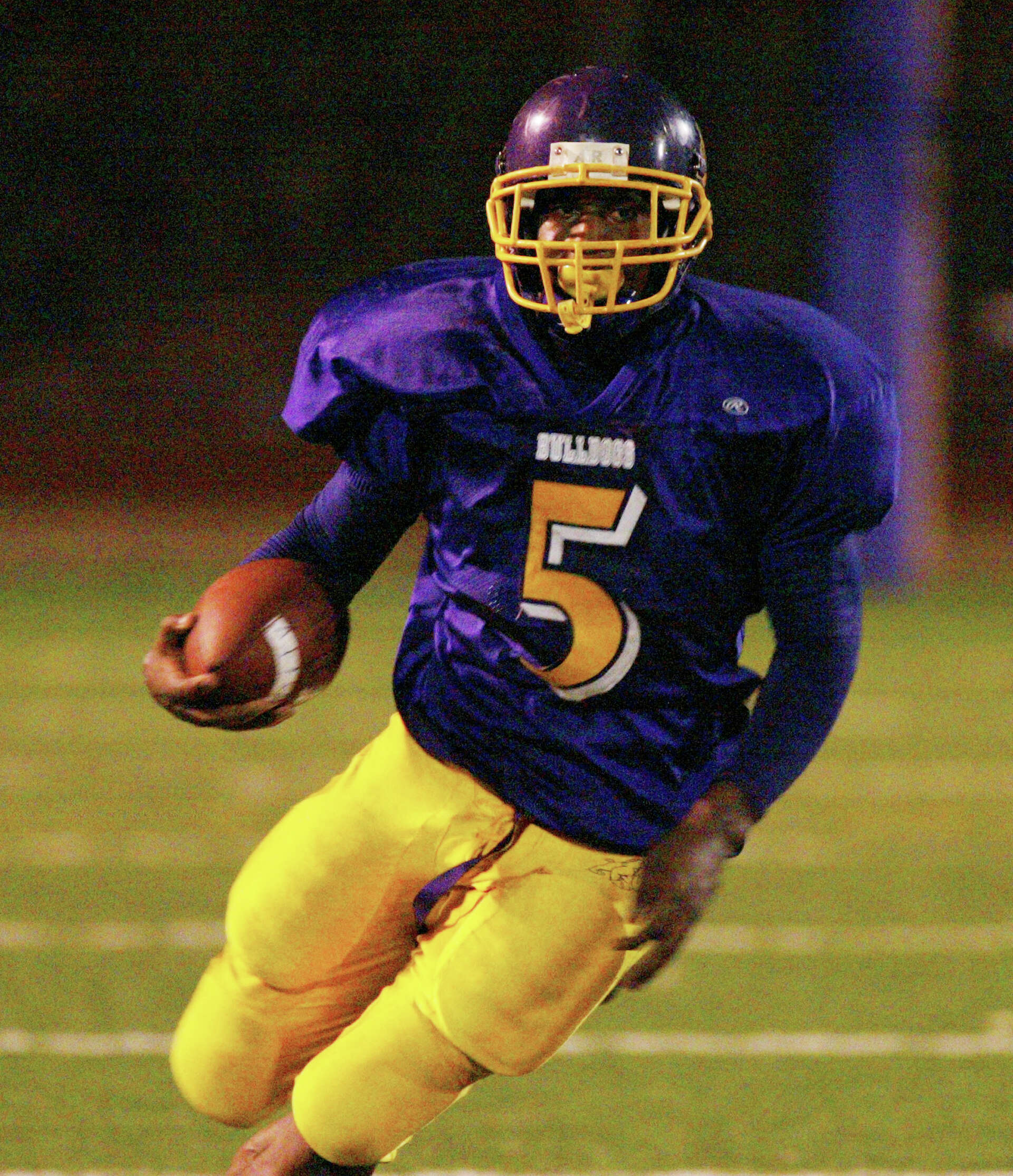 Marshawn Lynch showed up to Oakland Tech's football practice and  predictably bulldozed the team, image size:1920x2230