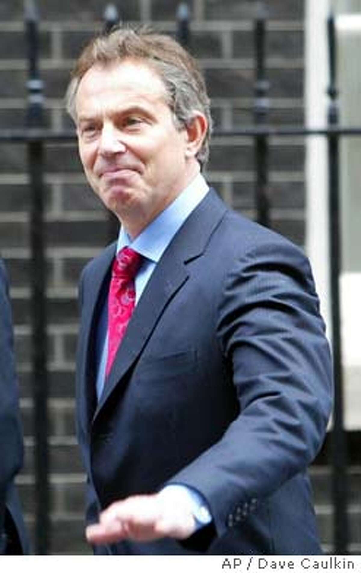 Blair weathers Labor rebellion / Parliament passes measure to revamp