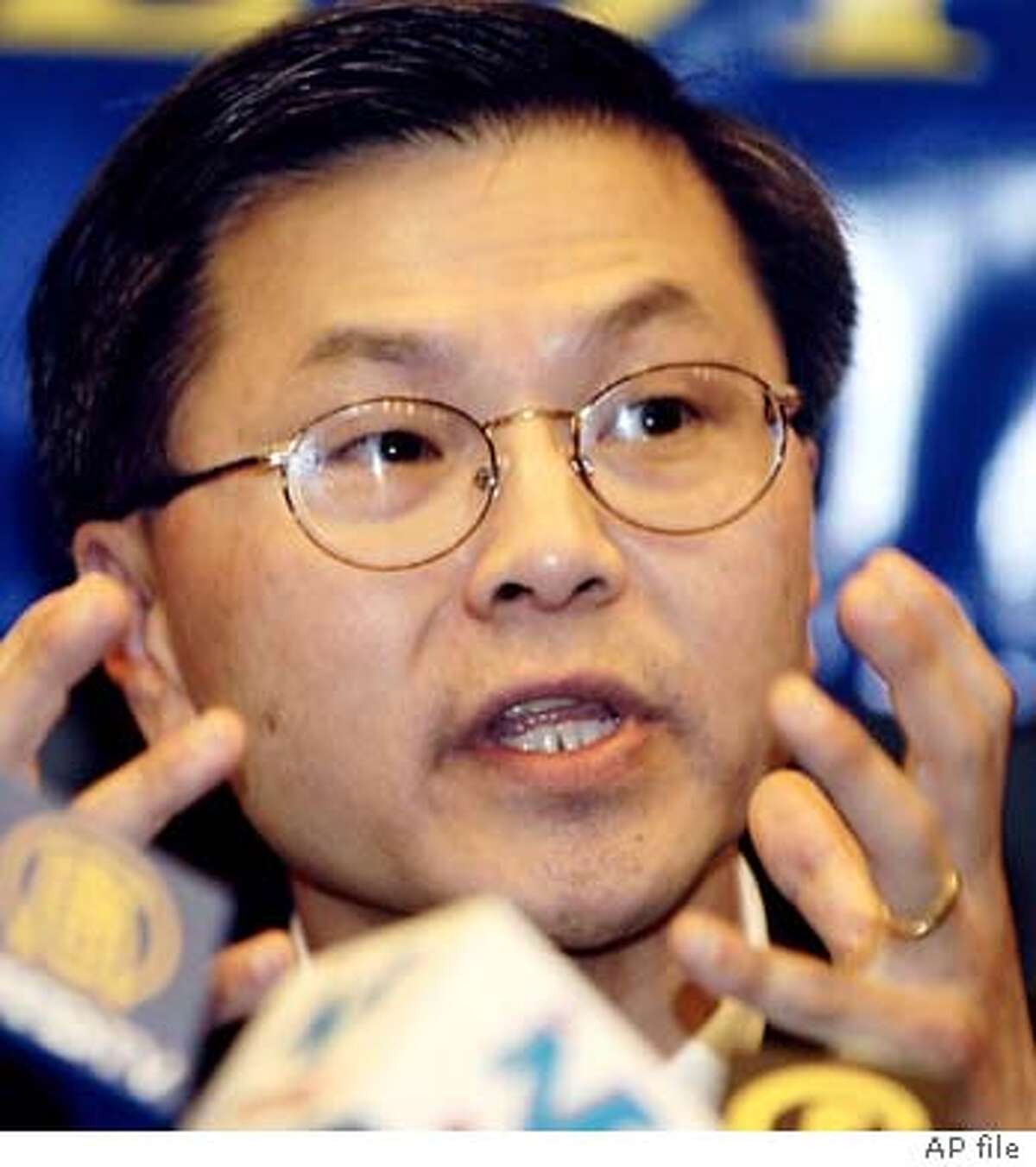 Dr. David Ho, one of the researchers who pioneered the drug cocktail treatment for AIDS patients, gestures during a press conference in Hong Kong Sunday, May 11, 2003. Ho said the SARS virus apparently attacks people's cells in a manner similar to the AIDS virus, which may offer clues for finding the best drugs to treat the newly discovered disease. (AP Photo/Vincent Yu)