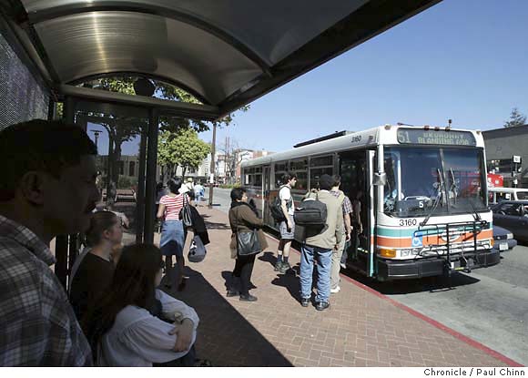 BERKELEY / City Council approves ban on smoking near bus stops