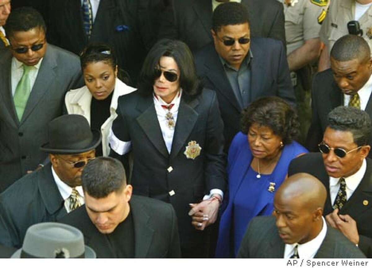 Pop star pleads not guilty, waves to adoring throng / Jackson arraigned ...