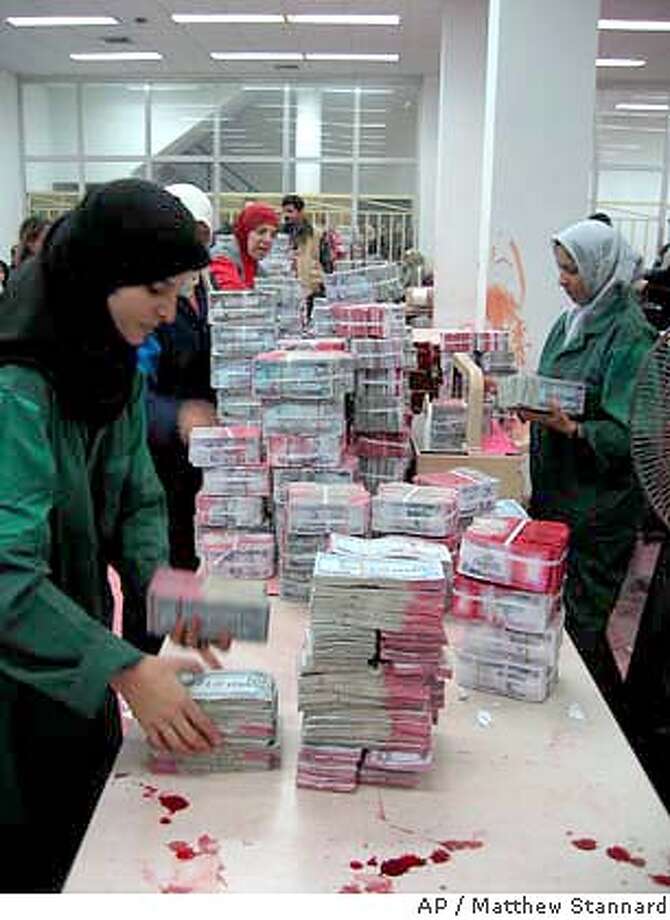 Iraq Dumps Saddam Dinars For New Cash 10 000 Tons Of Currency For Foreign Slug Iraq Money Iraqi Workers Process Old Saddam Dinars