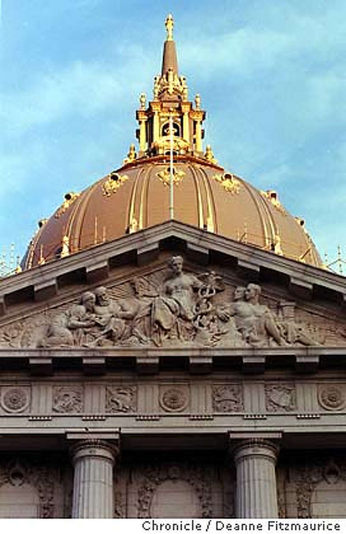 CITY HALL5/C/08DEC98/MN/DF - San Francisco City Hall has recently been renovated and the dome painted with gold leaf. CHRONICLE PHOTO BY DEANNE FITZMAURICE ALSO RAN: 01/22/1999 CAT