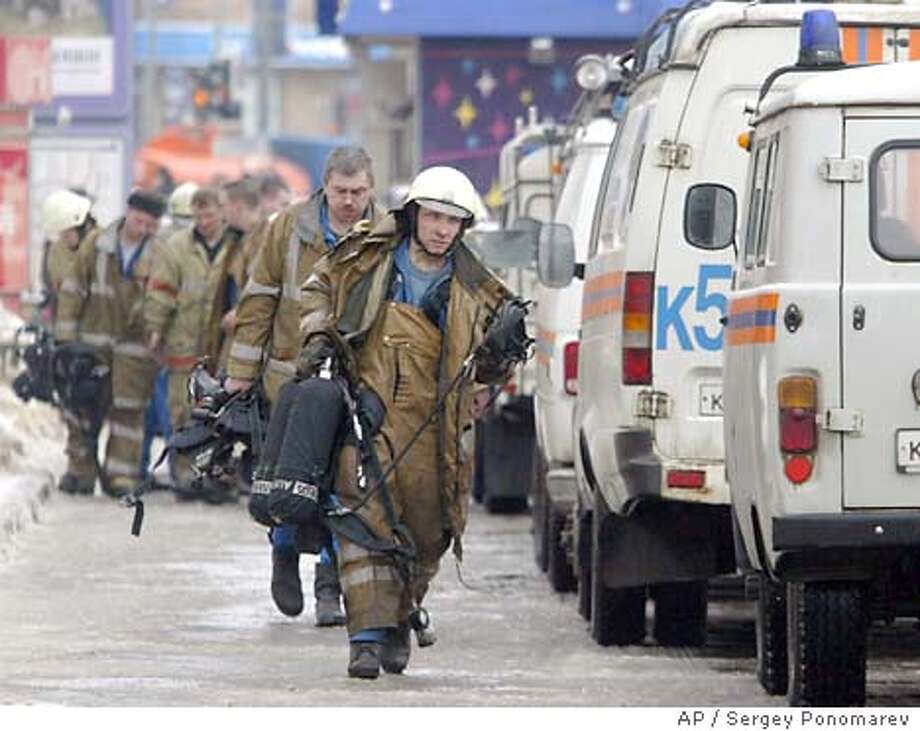 Chechens blamed for Russia blast / Bomb in Moscow subway train kills