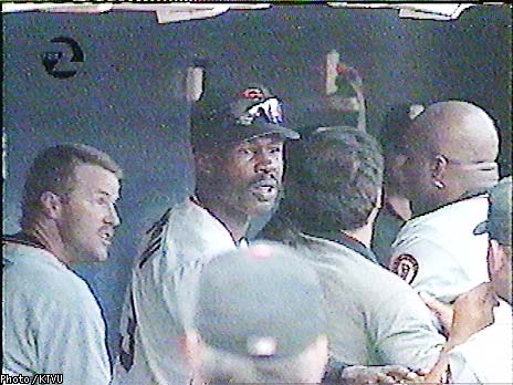 Giants now battling each other / Bonds, Kent tangle in dugout in