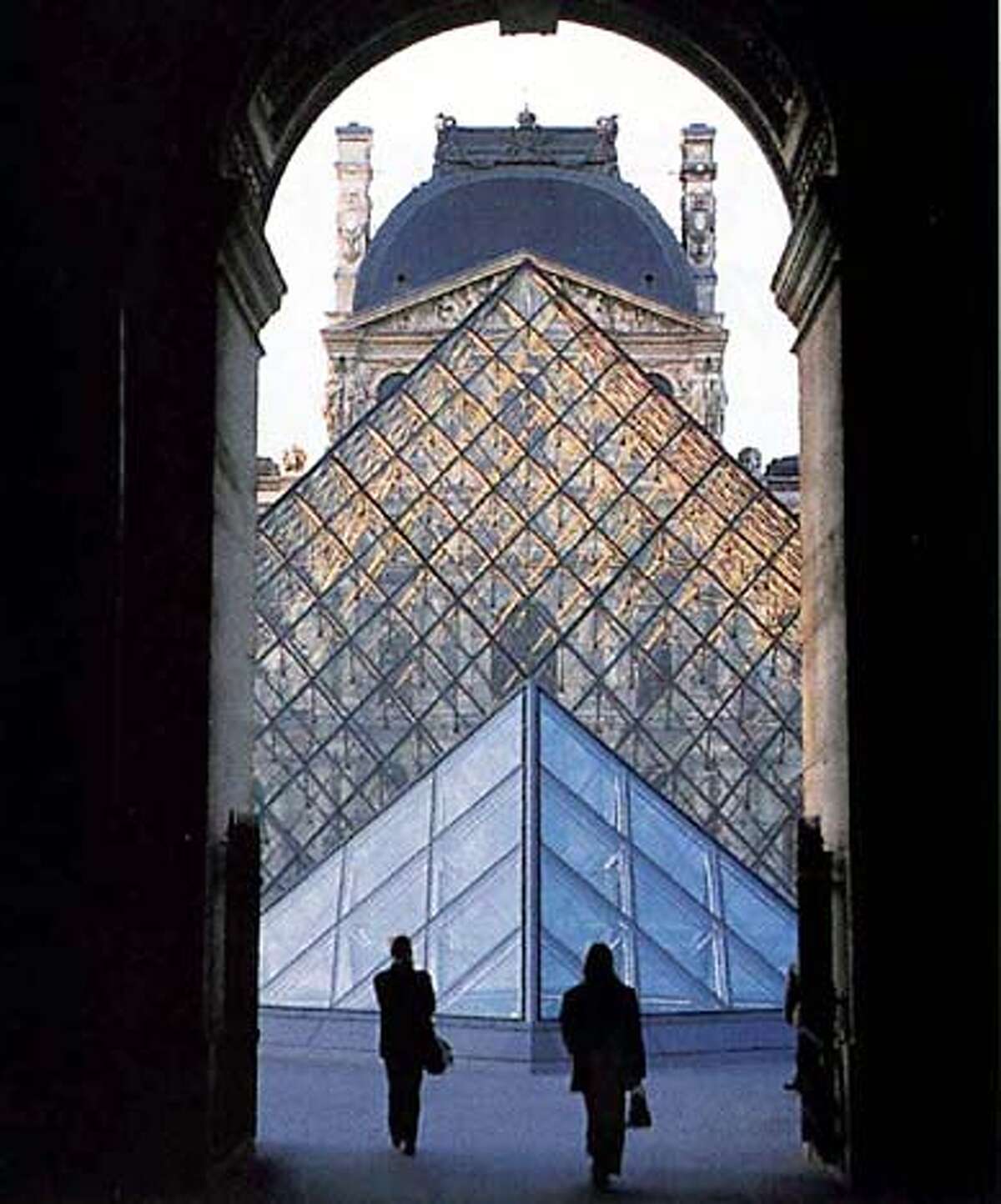 Paris provides clues to fans of 'Da Vinci Code' / Saint-Sulpice, Louvre  tied in tale