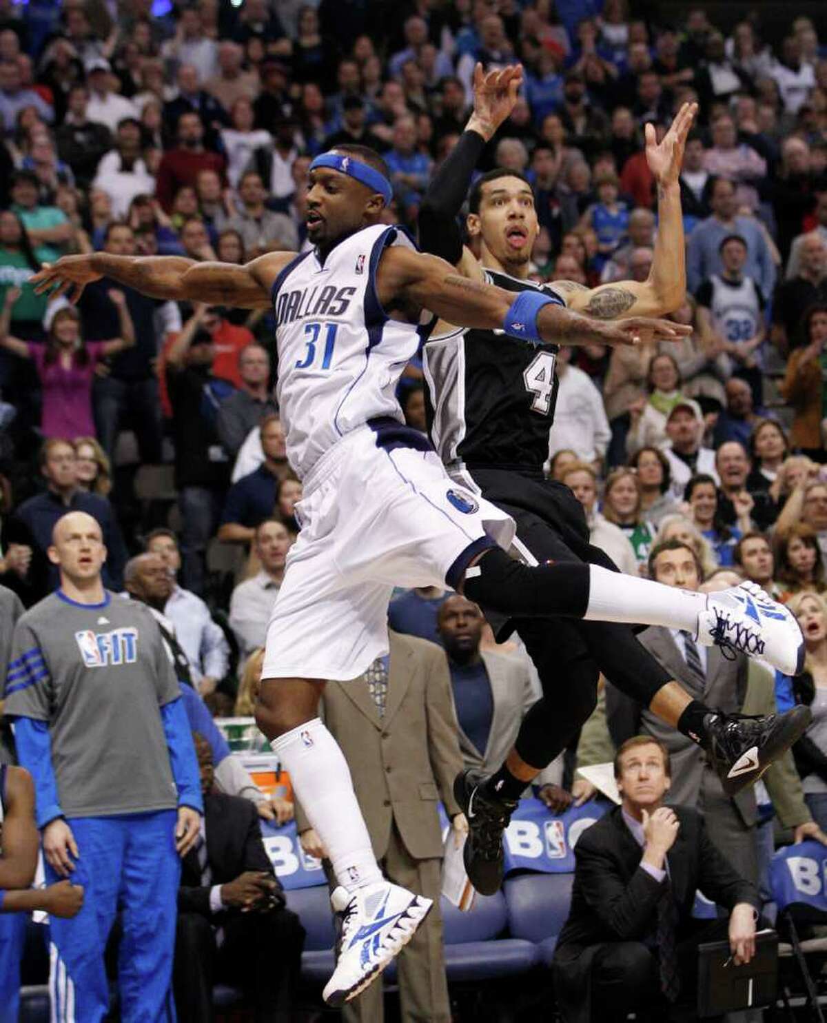 After putting the Spurs in a hole, the Mavs' Jason Terry (31) tries to distract Danny Green on a potential game-winning shot that came up short at the buzzer.