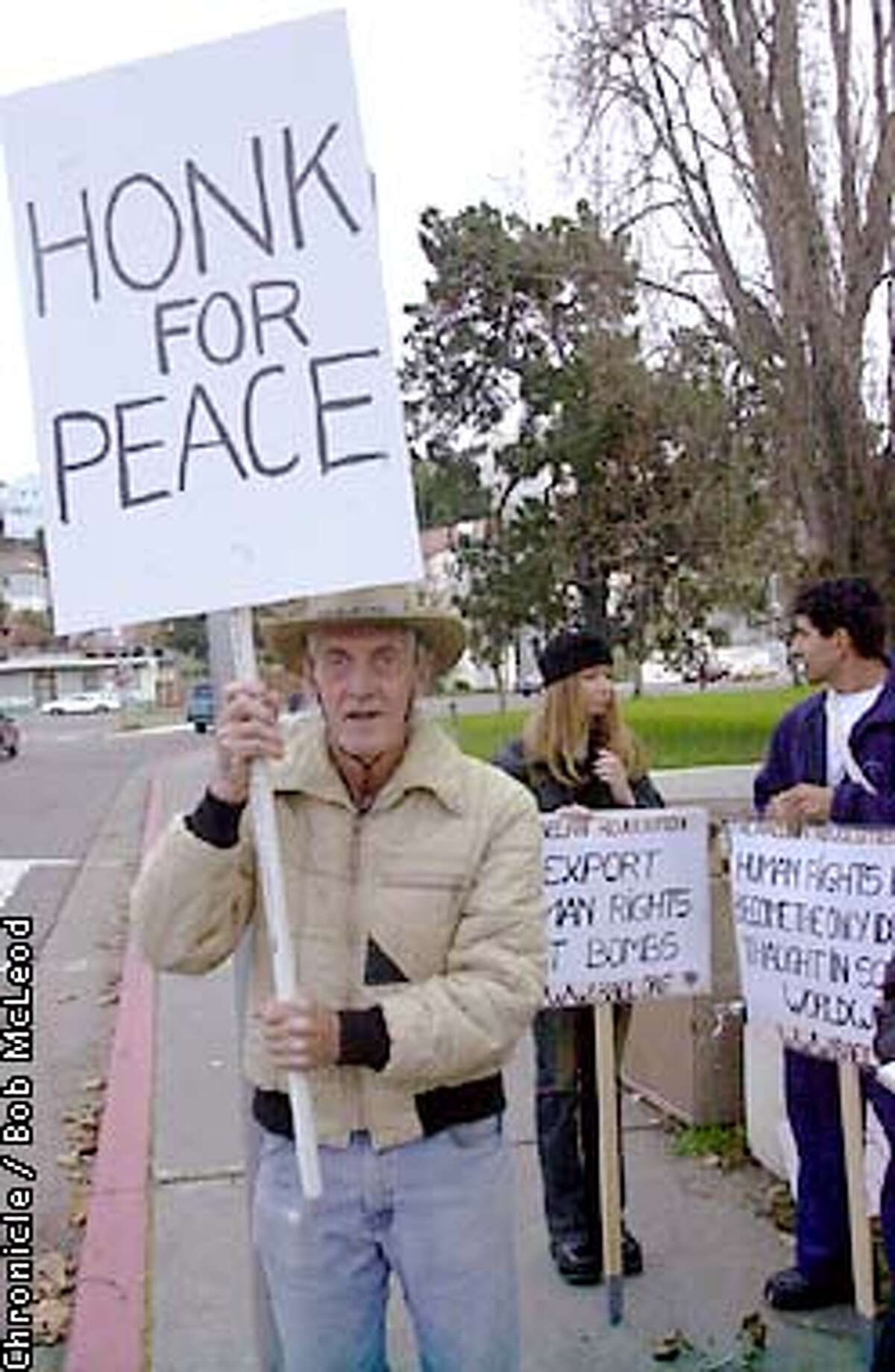 Community Lake Merritt Peace Protesters Put Their Beliefs In Motion Regular Vigils Help Tighten Group