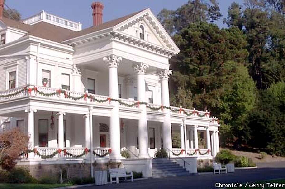 The halls are decked / Historic homes ready for holidays