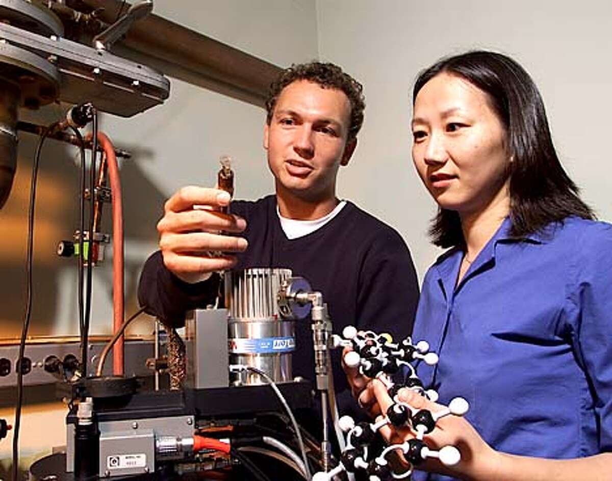 10 million transistors no bigger than a pinhead / Moleculesize devices