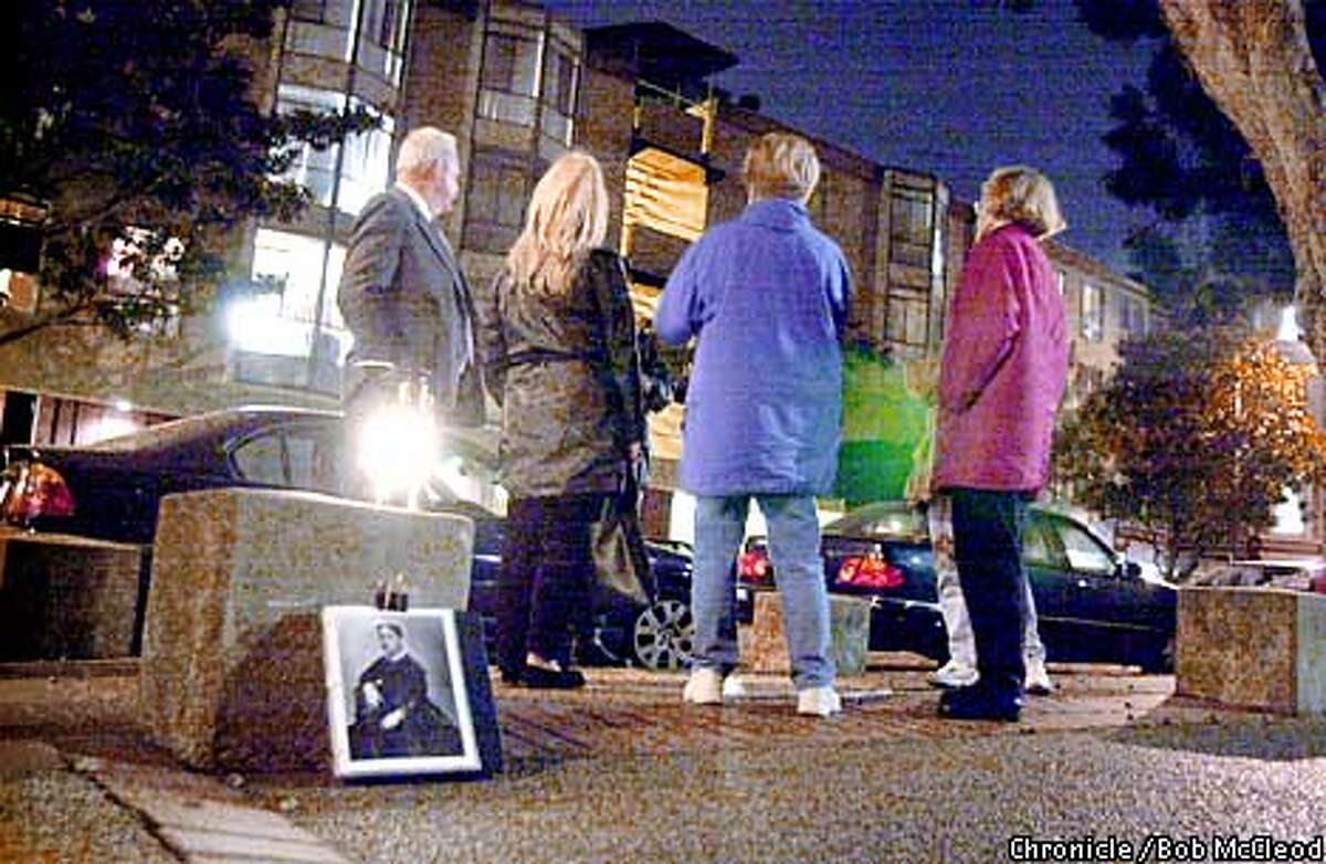 WBGHOSTc -C-09OCT01-SF-BM Jim Fassbinder leads a gorup on his ghost tour of SF. here they are near the corner of Octavia and Bush, where something spooky happened 100 years ago. CHRONICLE PHOTOS BY BOB MCLEOD