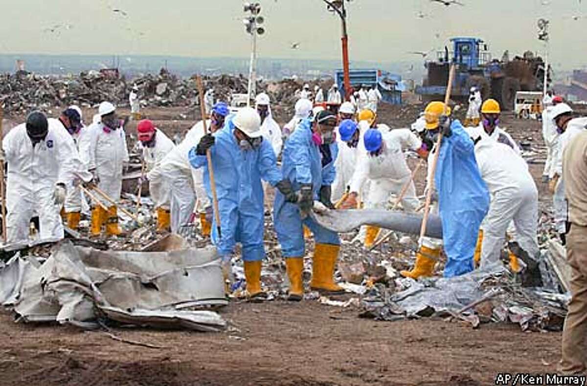 FBI searches N.Y. dump for clues to terror attacks / Staten Island trash site reopened for probe