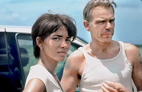 Hot and heavy / Billy Bob Thornton and Halle Berry fall in love in ...