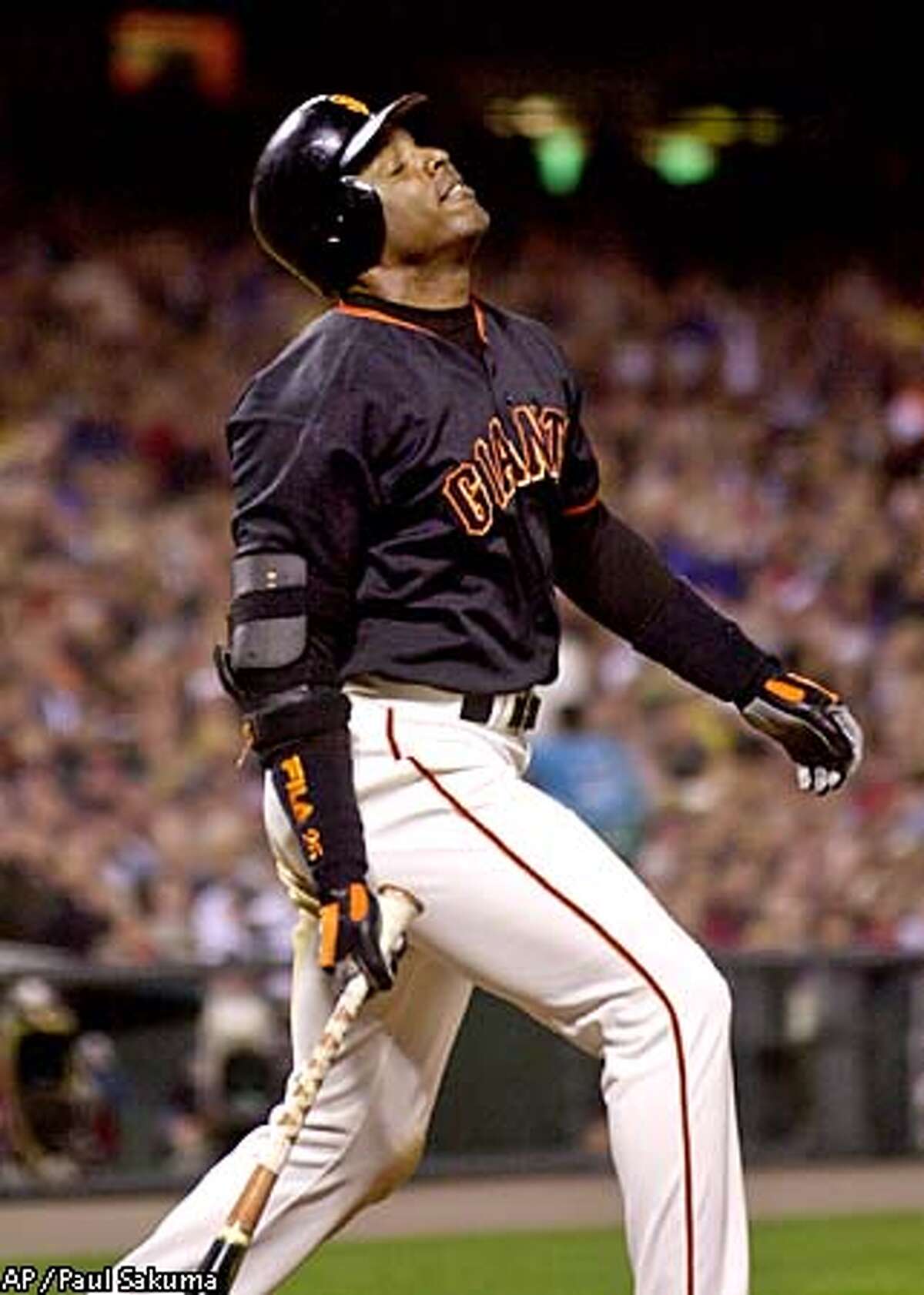 San Francisco Giants' Barry Bonds flies out to right field in the