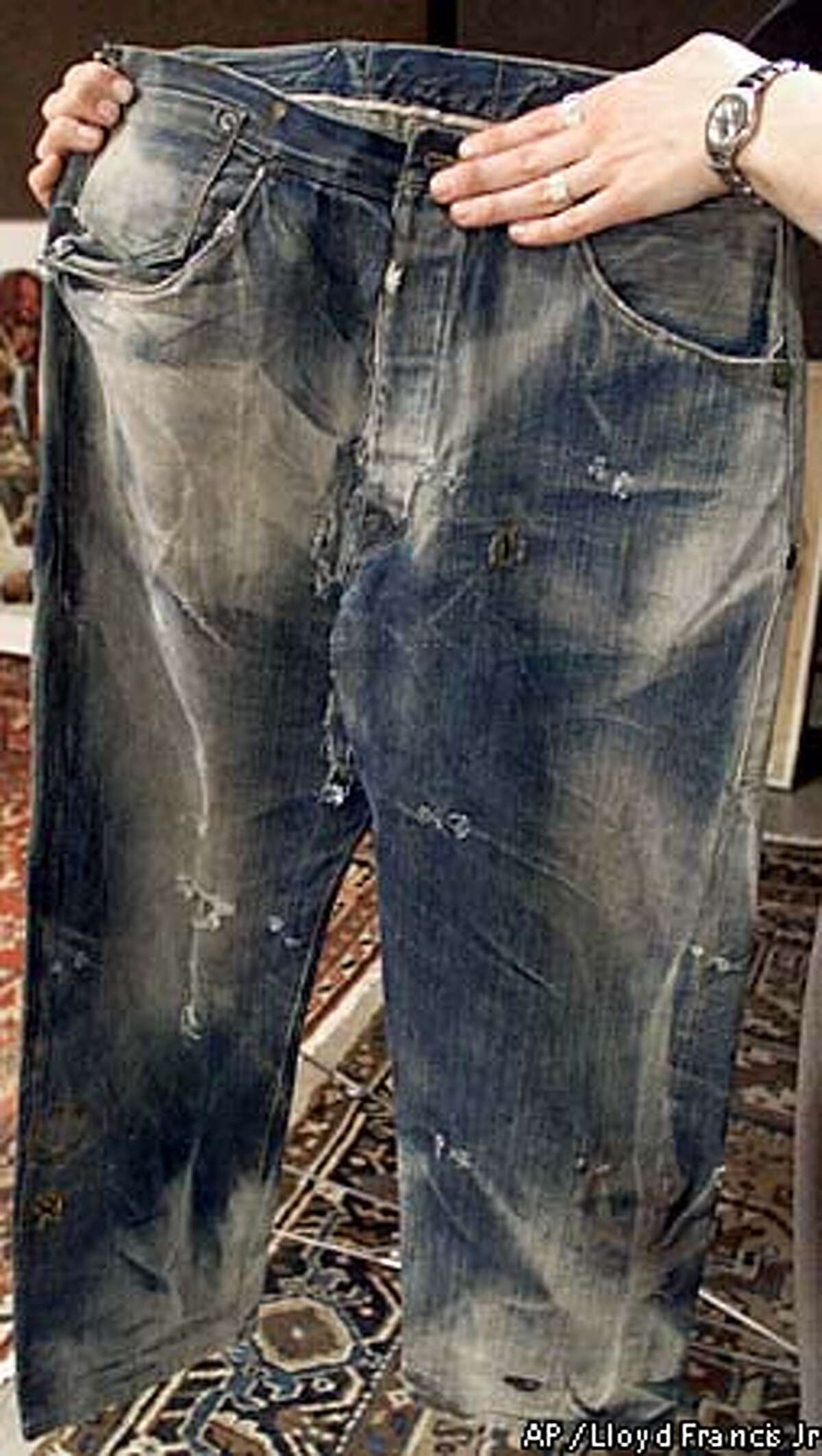 bekræfte sammenholdt Politibetjent $35,000 jeans? / Antique Levi's may be world's oldest / Online bidders to  battle over dirty pair dug up in Nevada