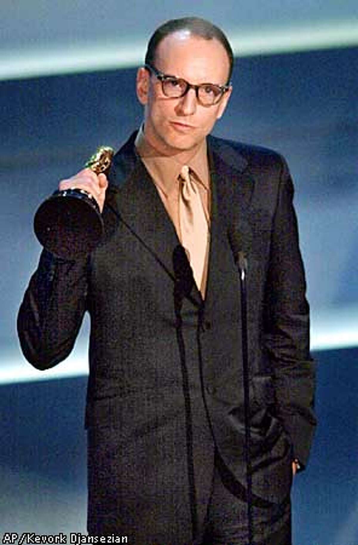 Steven Soderbergh holds up his Oscar for best director for the film "Traffic," as he speaks during the 73rd annual Academy Awards Sunday March 25, 2001 in Los Angeles. (AP Photo/Kevork Djansezian)