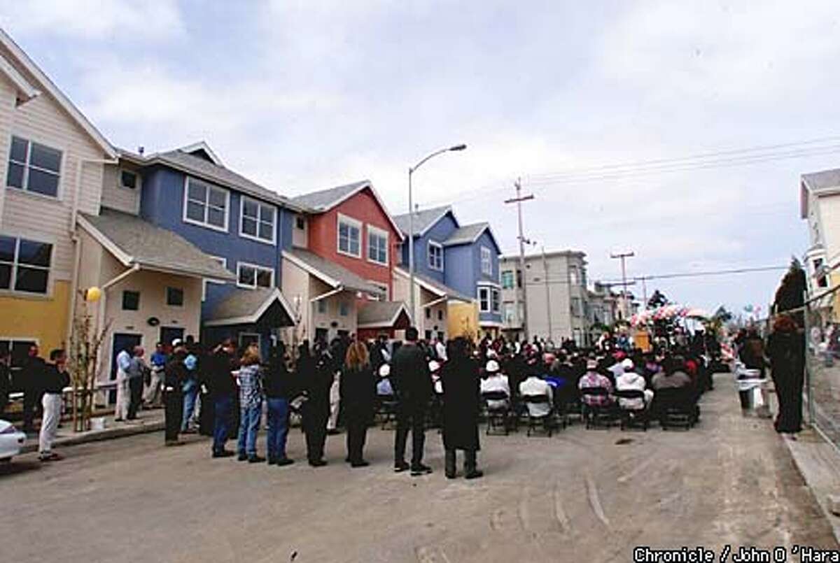 Joyful Return for First Bernal Dwellers / Infamous public housing