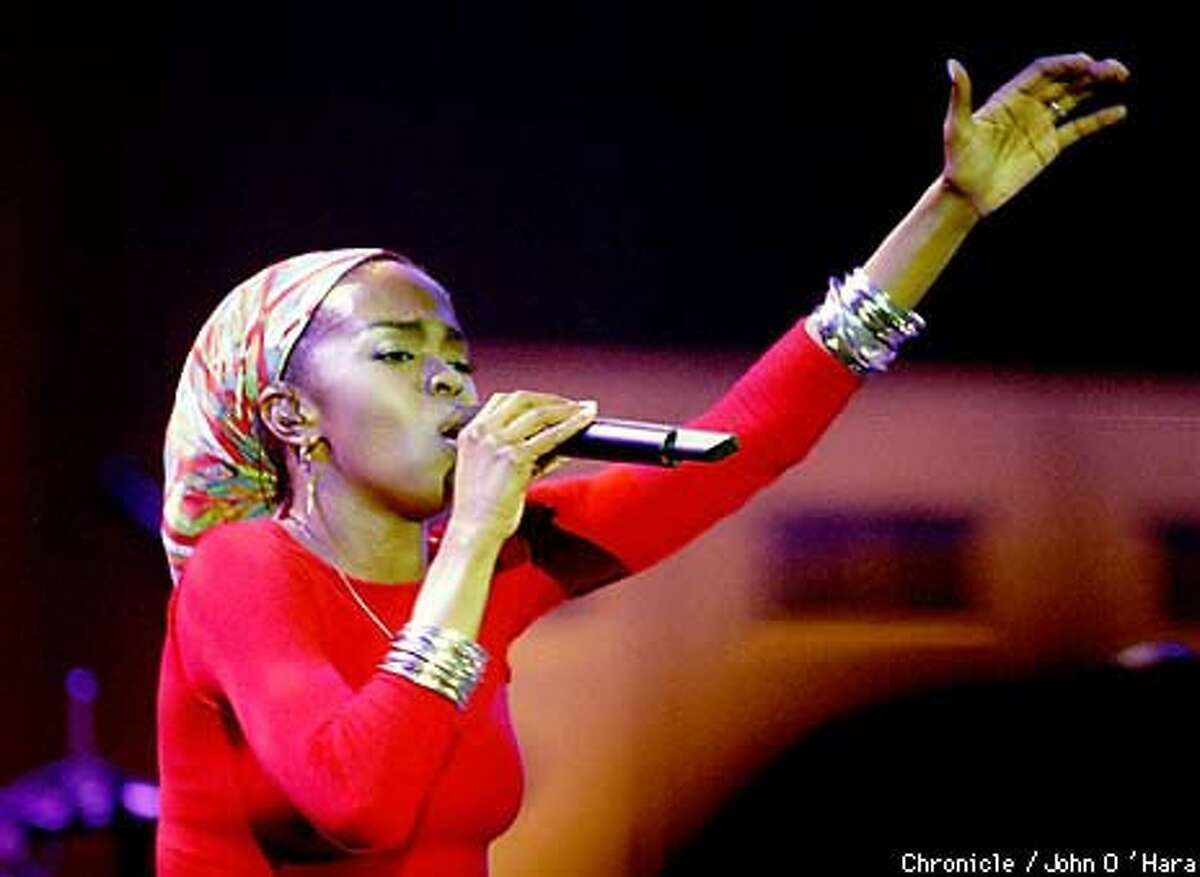 Peaks and Valleys / Hiphop megastar Lauryn Hill's Oakland show hits