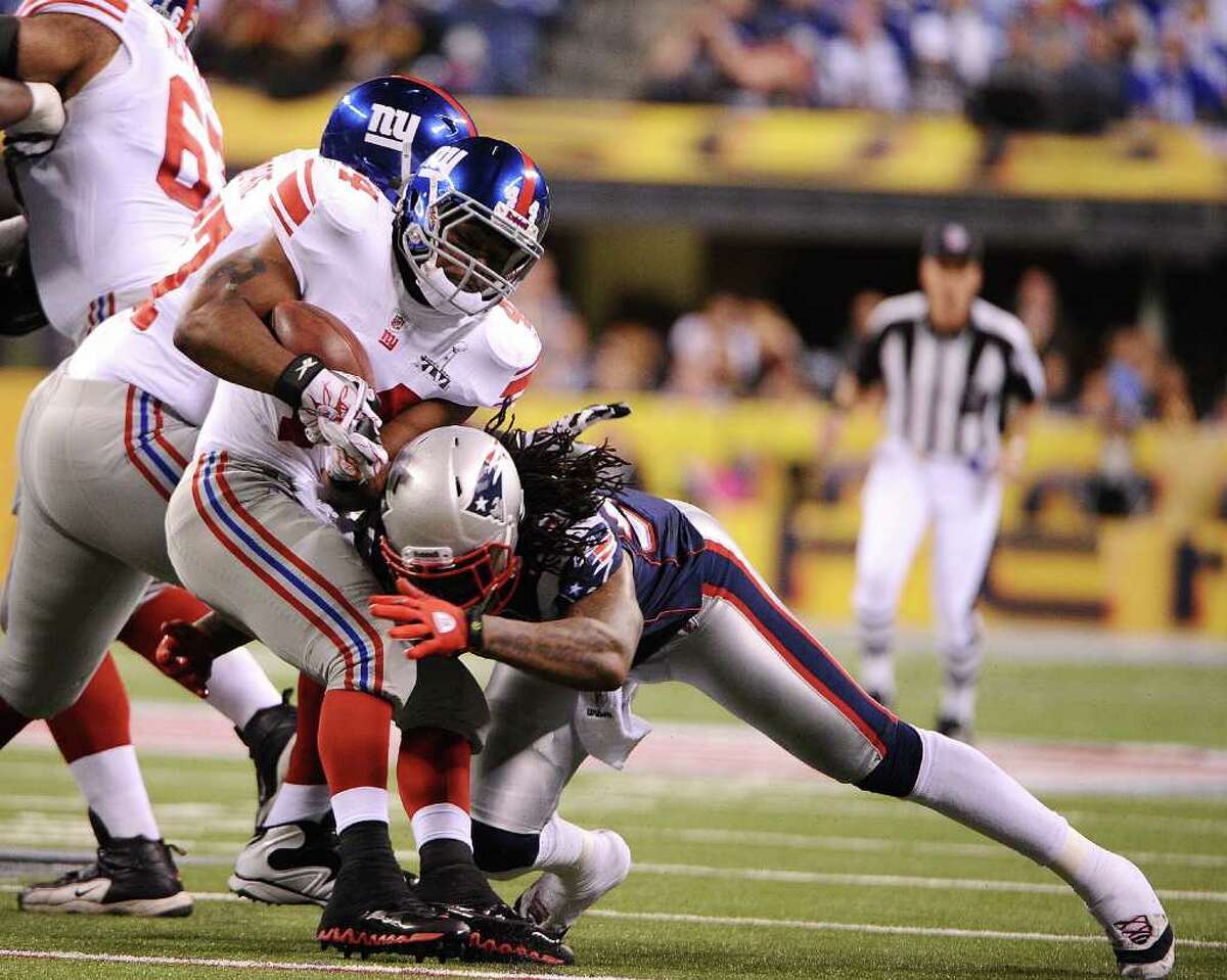 Photo: New York Giants Eli Manning hands off to Ahmad Bradshaw at