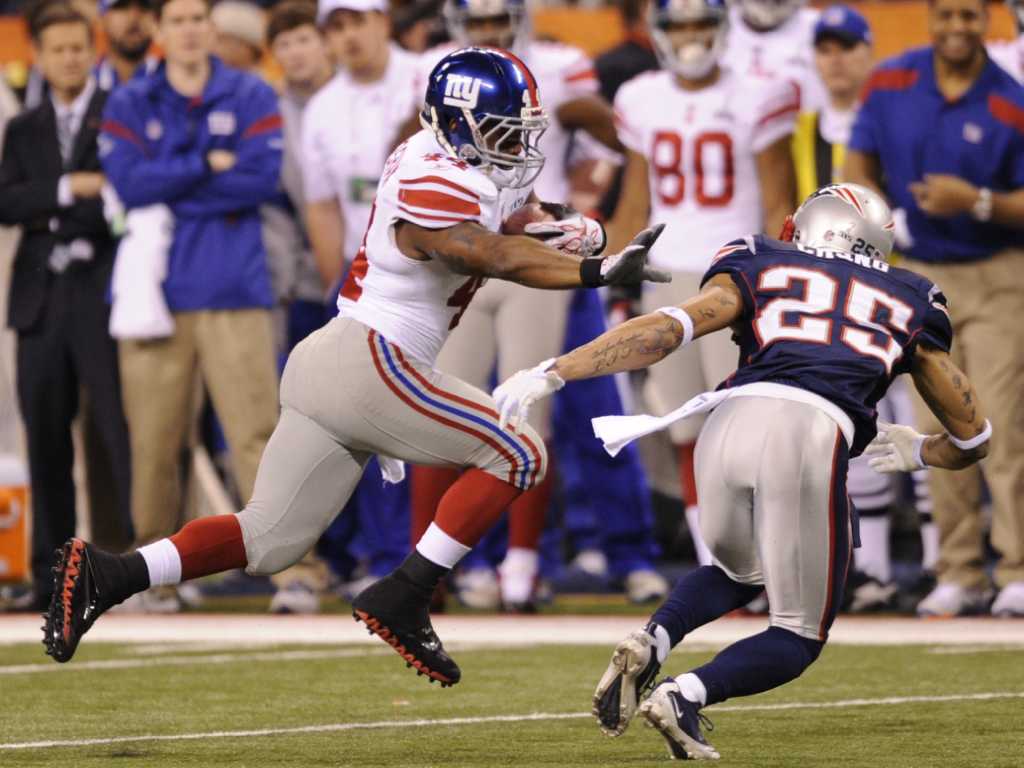 New York Giants' Ahmad Bradshaw flexes after scoring a second-quarter  touchdown against the Pittsburgh Steelers at The New Meadowlands Stadium in  East Rutherford, New Jersey, on Saturday, August 21, 2010. (Photo by