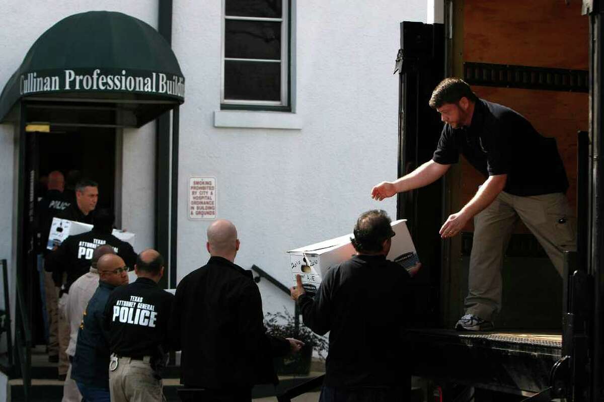 State and federal agents load boxes of documents seized from the Cullinan Professional Building of Riverside General Hospital in 2012 after its assistant administrator was arrested.