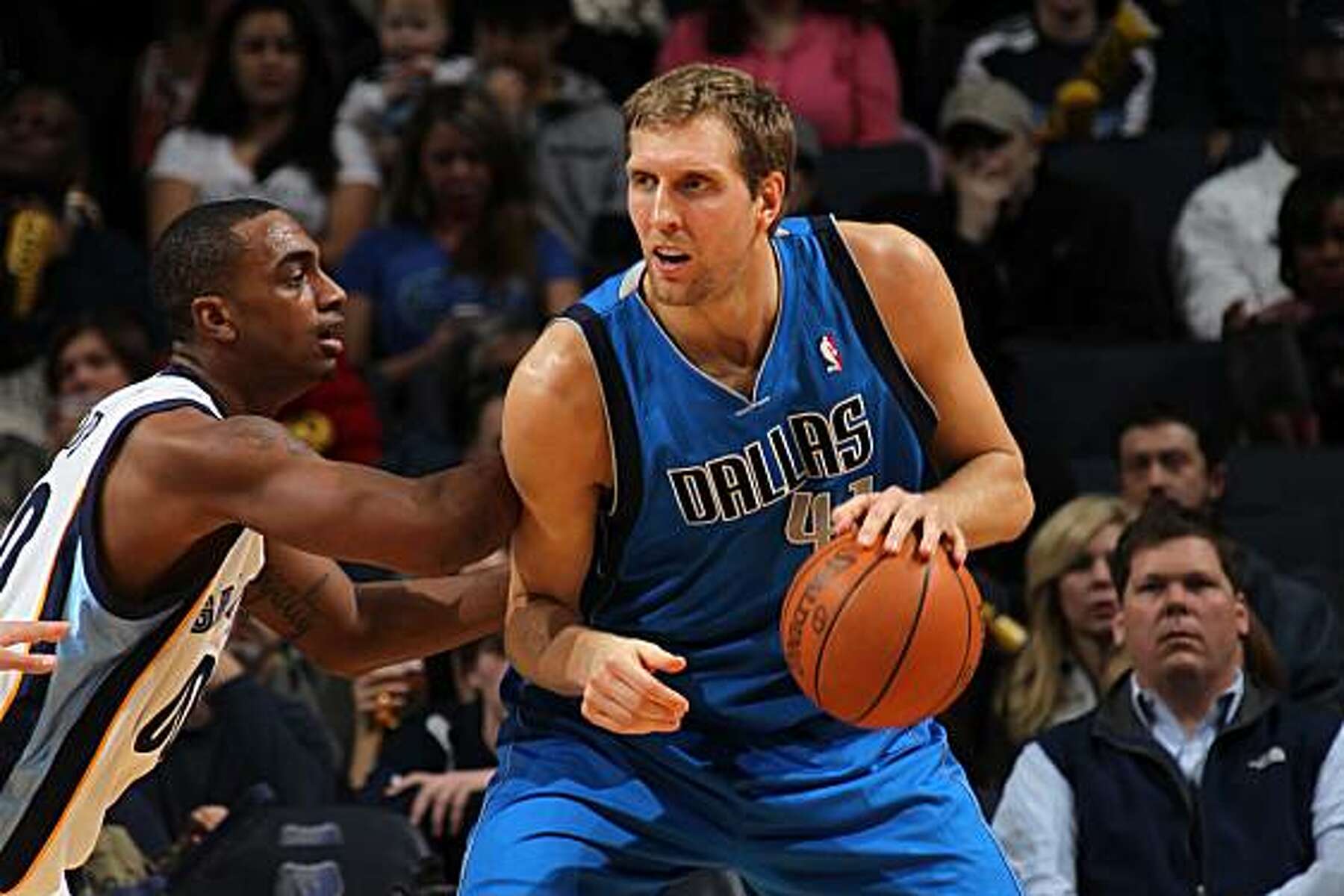 Tracy McGrady dunks on Tyrus Thomas