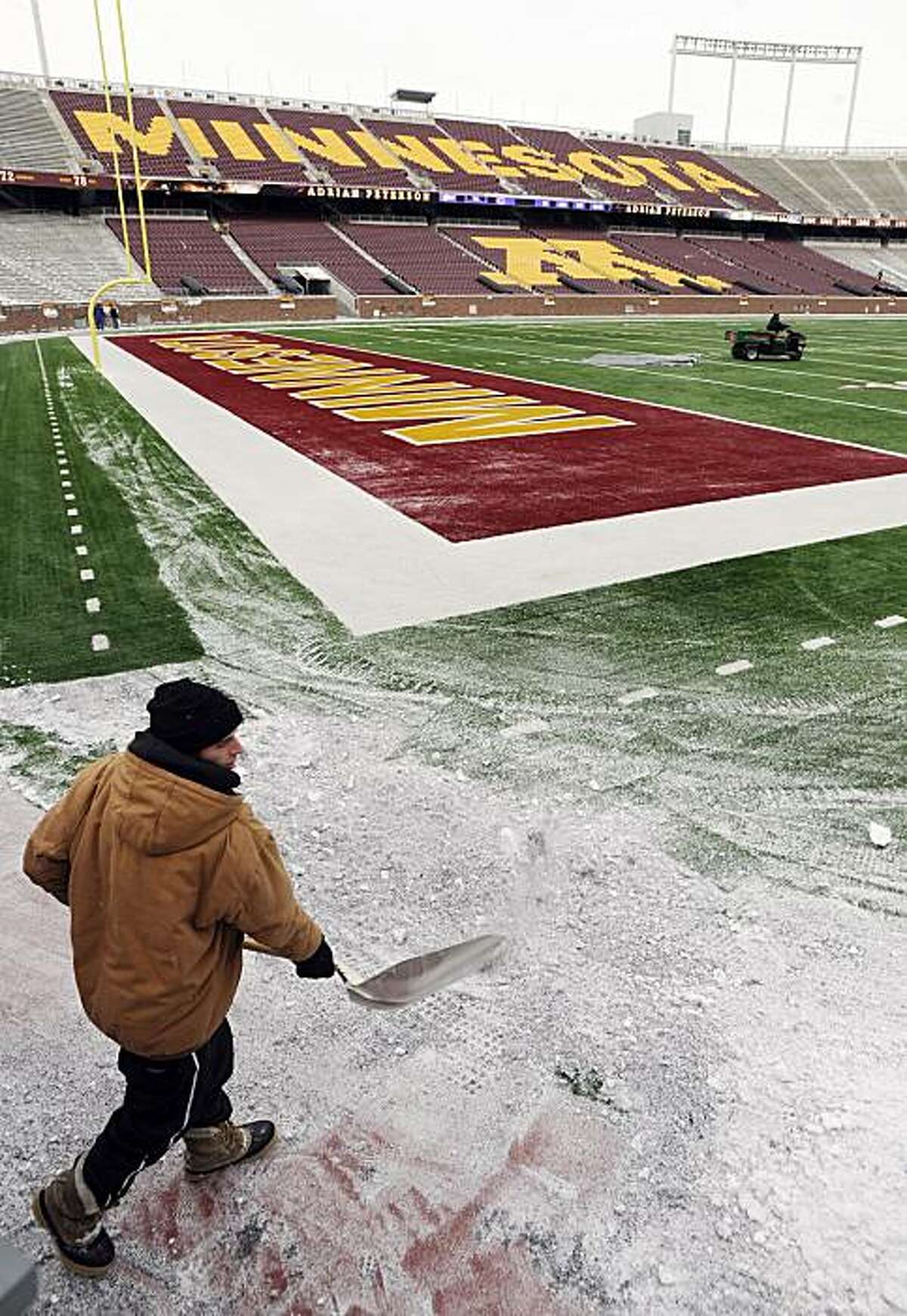 Vikings move Monday night game to TCF Bank stadium