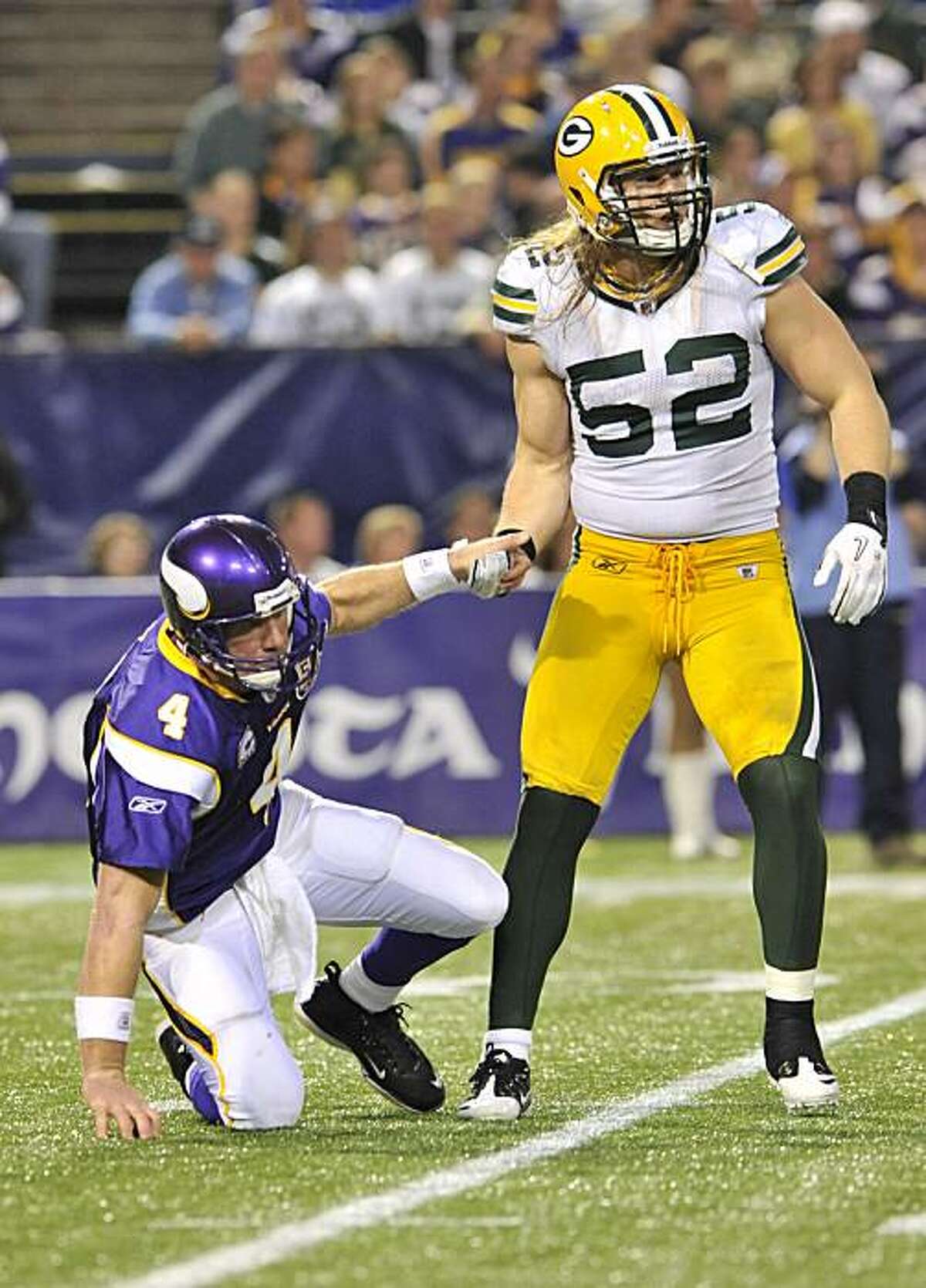 Green Bay Packers outside linebacker Clay Matthews (52) leaves the