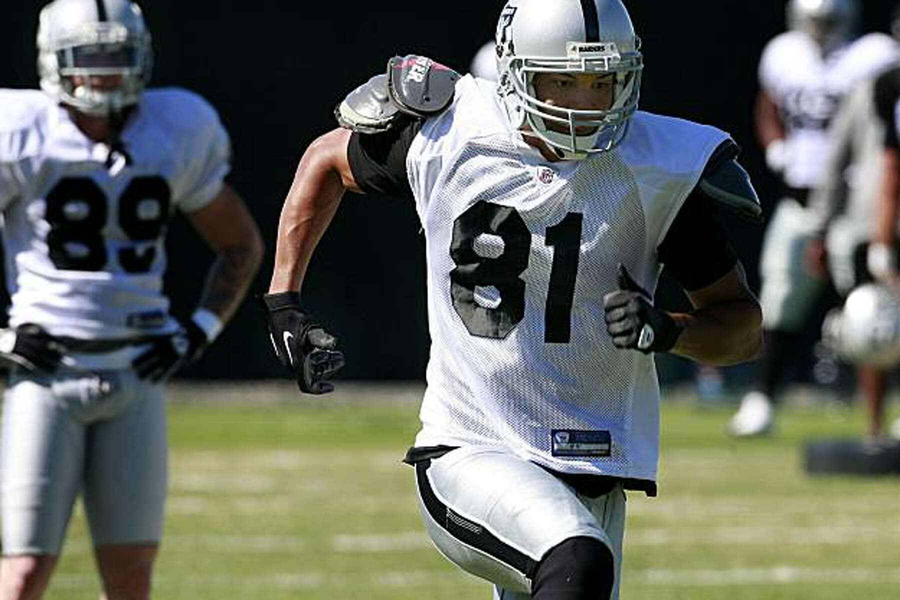 Nnamdi Asomugha participates in Raiders practice in Napa August 4