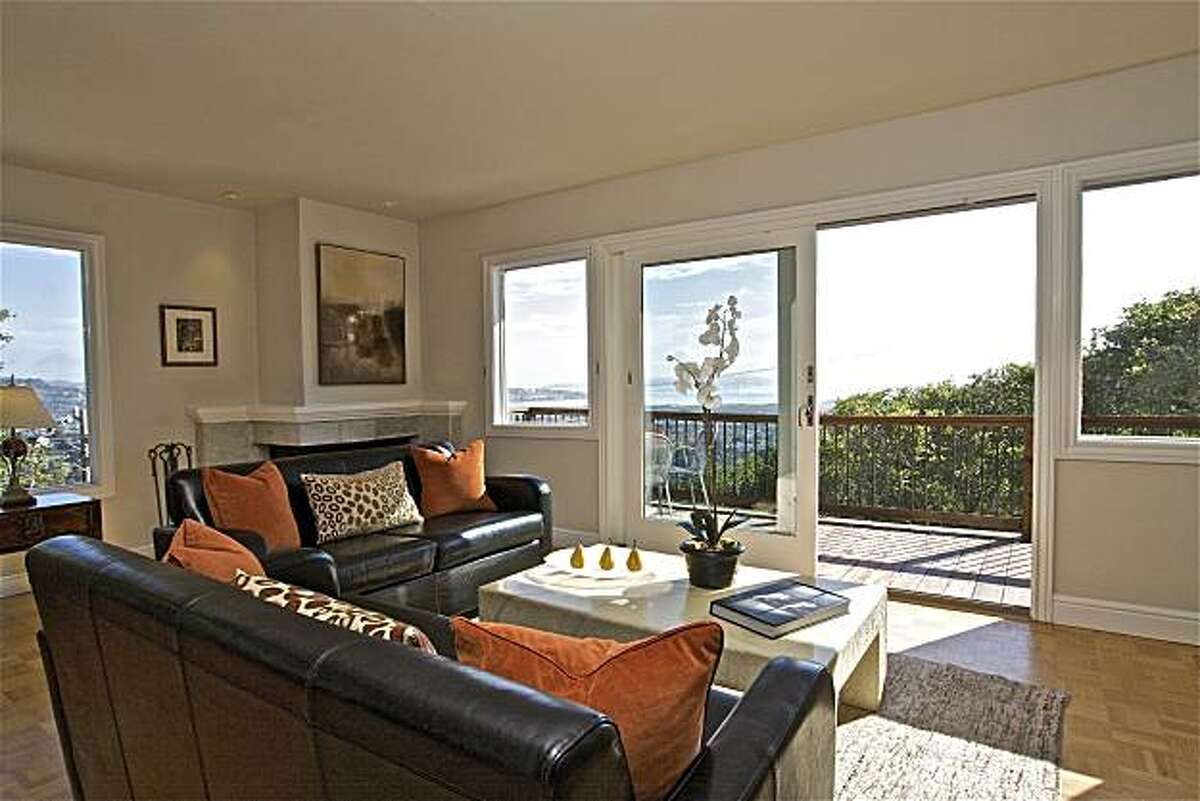 Sunfilled Corte Madera home with views