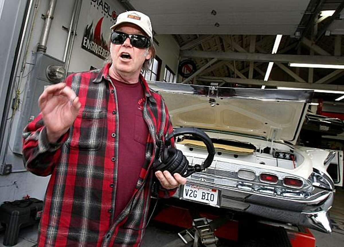Neil Young explains how his Lincoln runs on CNG. Neil Young is teaming up with a company in Wichita, Kansas and Salesforce.com to promote the idea of converting existing gas-guzzling cars into vehicles that run on alternate energy. He stopped by a garage Sunday November 2, 2008 to test his 1959 Lincoln Continental.