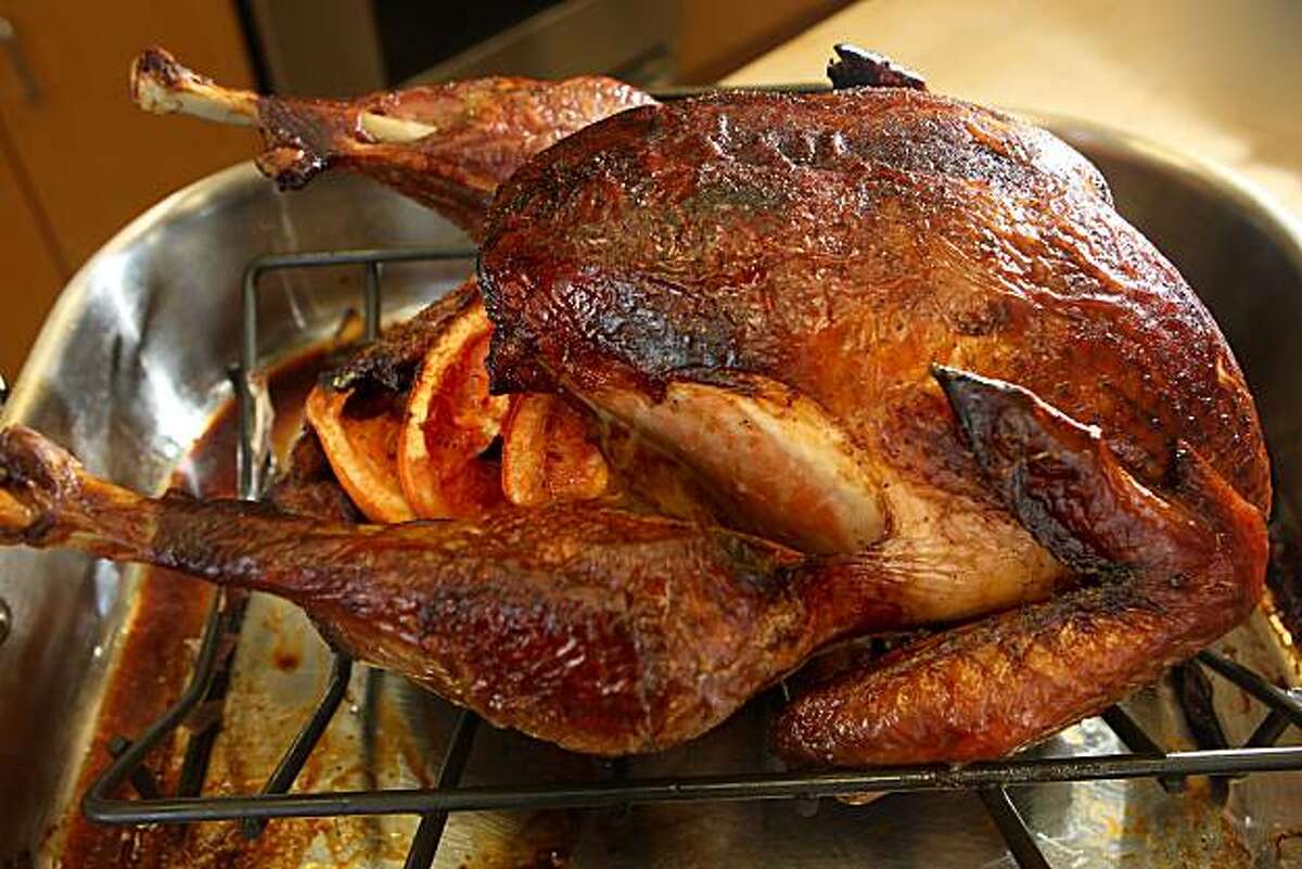 Grapefruit wedges keep turkey moist