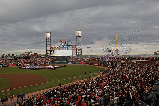 San Francisco Giants' Aaron Rowand, right, circles the bases after