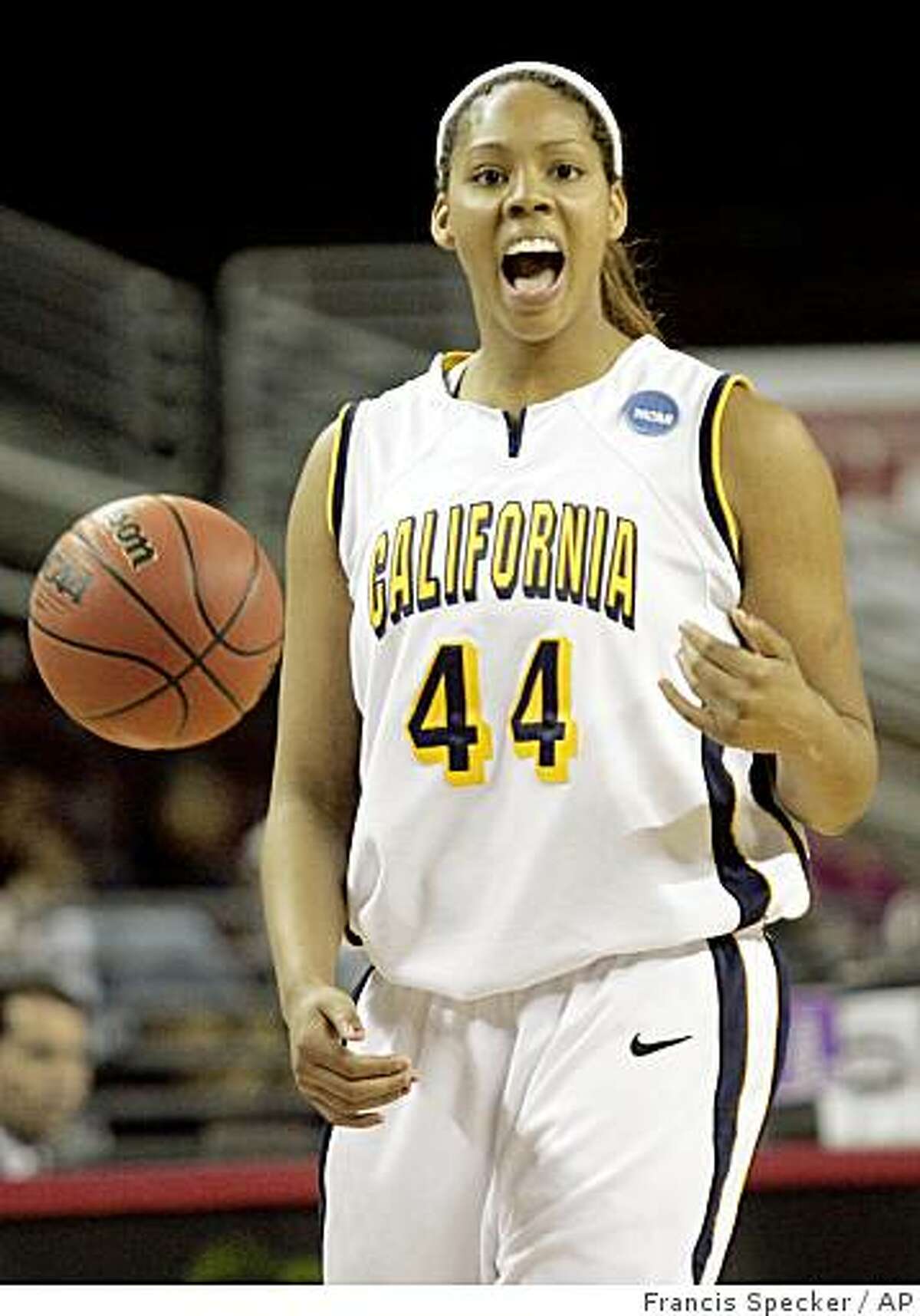 Walker scores 32 as Bears roll on