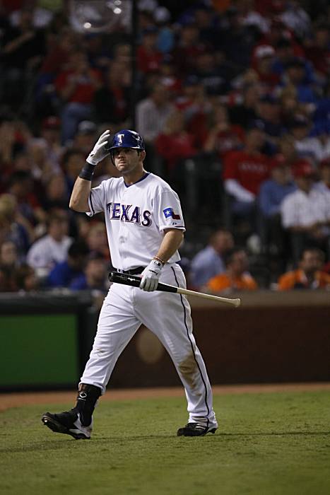 Video: Ian Kinsler waves to Rangers' dugout after hitting homer in first  game back in Texas 