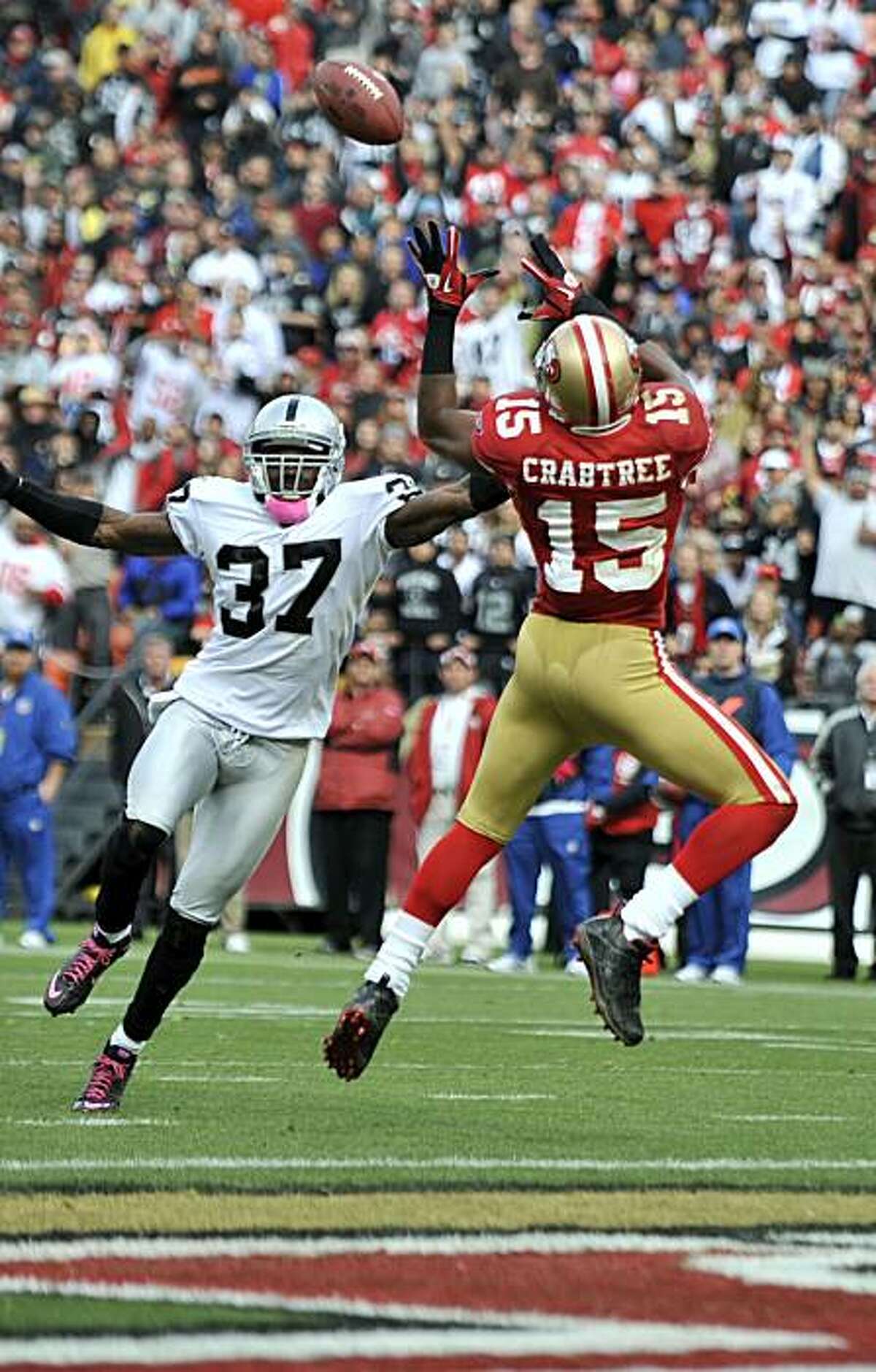 Michael Crabtree makes the catch to give the 49ers their first touchdown against the Oakland Raiders at Candlestick Park on Sunday.