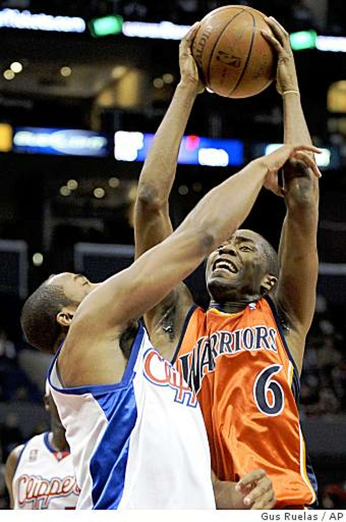 Golden State Warriors guard Jamal Crawford (6) shoots over Los Angeles Clippers guard Fred Jones, left, in the first half of an NBA basketball game, Monday, Feb. 23, 2009, in Los Angeles.