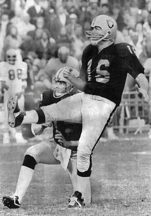 George Blanda, NFL quarterback and kicker who played until age 48, dies at  age 83 